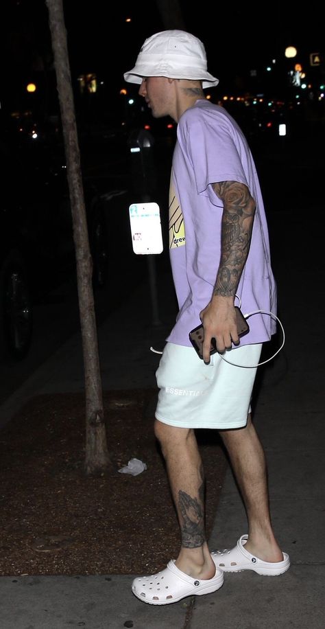 Croc Outfits Men, Crocks Outfits, How To Style Crocs, Diy Footwear, Crocs Outfit, Justin Bieber Outfits, Men Tumblr, Streetwear Inspiration, Beige Outfit