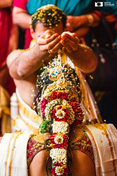 Muhurtham Poses, Tamil Wedding Photos, South Indian Wedding Photography, Tamil Wedding Photography, Candid Photography Wedding, Wedding Poses For Bride, Wedding Candid Photography, Marriage Stills, Indian Wedding Favors