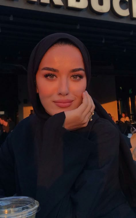 Style Hijab Simple, Simple Everyday Makeup, Hijabista Fashion, Muslim Style, Hijab Style Tutorial, Modern Hijab Fashion, Modest Fashion Hijab, Muslim Fashion Hijab Outfits, Hijab Aesthetic