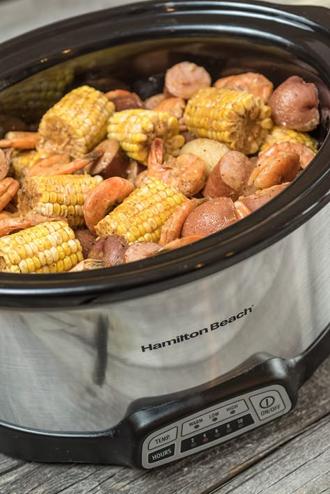 There is something special about sitting down at the table, getting your hands dirty and digging into a low country boil. Eating off a newspaper-lined table, sipping a light beer in the sun, and talking over Old Bay-seasoned seafood is a summer tradition that’s pretty hard to beat. Low Country Boil Recipe, Boil Recipes, Country Boil, Low Country Boil, Seafood Boil Recipes, Boiled Food, Crockpot Dinners, Chicken Healthy, Crockpot Dishes