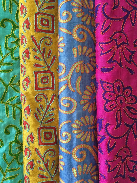 Katha Work Dupatta, Kantha Stitch Dupatta, Kantha Work Dupatta, Embroidery On Printed Fabric, Block Print Kurti Designs, Navratri Ideas, Katha Stitch, Katha Design, Nokshi Katha