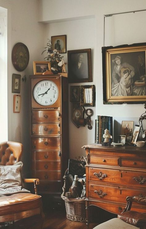 Get ready for a serious case of home envy! Dive into these gorgeous vintage spaces. #Vintage #of #Charm #InteriorDesign #HomeDecor #HomeIdeas #Timeless #HouseGoals #Decor #Home #InteriorInspo #HomeStyle #the #Exploring Vintage Apartment Decor, Americana Home Decor, Vintage Decor Ideas, Vintage Apartment, Antique Home Decor, Diy Vintage Decor, Industrial Style Decor, Timeless Home, Antique Finds