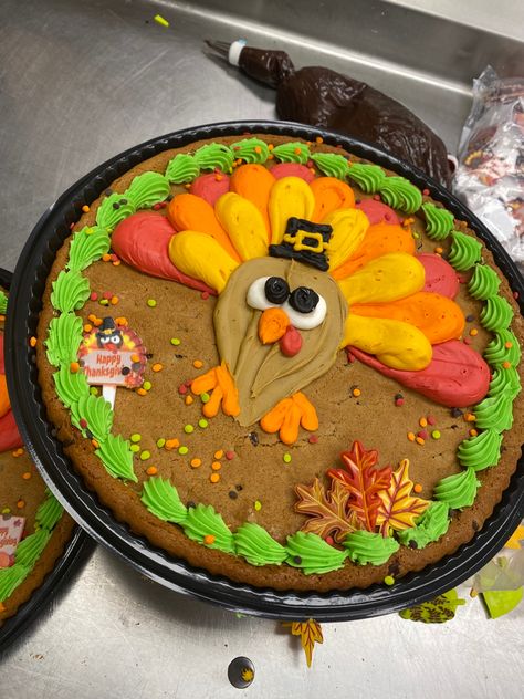 Turkey Cookie Cake Designs, Turkey Cookie Cake, Thanksgiving Cookie Cakes, Fall Cookie Cakes, Fall Cookie Cake Designs, Thanksgiving Cookie Cake, Thanksgiving Cakes Decorating, Fall Cakes Decorating, Thanksgiving Cookies Decorated