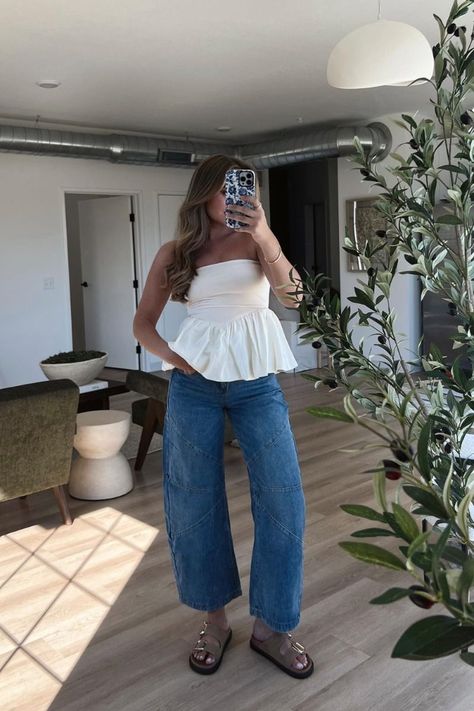 Transition Clothes Summer To Fall, Casual Summer Day Outfit, Fall To Summer Transition Outfits, Barrel Jeans Outfit Summer, Brewery Outfit Summer Casual, Barrel Jeans Outfit Fall, Jeans With Sandals Outfit, White Top Jeans Outfit, Casual Summer Dinner Outfit