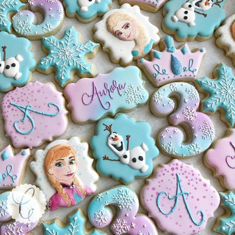 Cowtown Cookie Co. on Instagram: “My first Frozen set for one of my favorites❄️💕👸🏼 Happy 3rd Birthday Aurora💕❄️ I was inspired by @caceyscakery to hand-paint Elsa and Anna.…” Frozen 2 Birthday Party Ideas, Winter Wonderland-party, Frozen 3rd Birthday, Frozen Birthday Party Cake, Frozen Birthday Party Decorations, Elsa Birthday Party, Happy 3rd Birthday, Frozen Bday Party, Disney Frozen Birthday Party