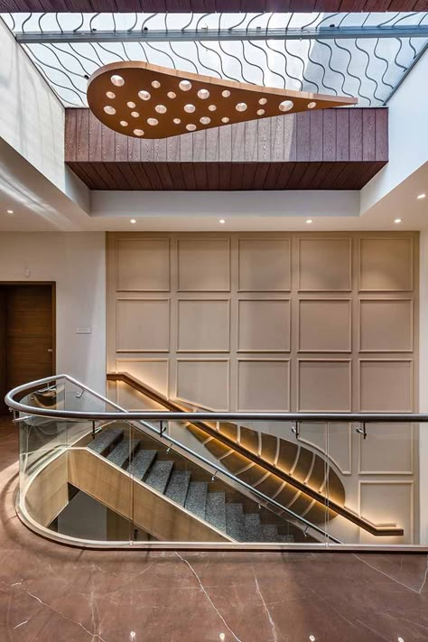 Tulsi Shyam : A Grandiose Staircase | dress your home Staircase Area Design, Stair Wall Design, Stairs Wall Decor Ideas, Staircase Wall Design, Staircase Interior, Stairs Wall, Staircase Interior Design, Luxury Staircase, Staircase Design Modern