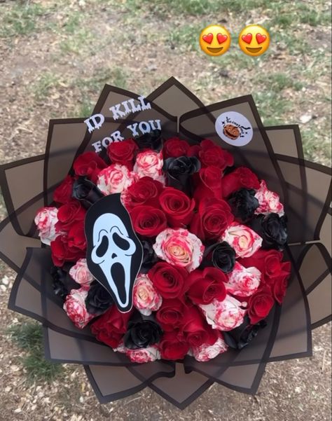 Scream Halloween Flower Bouquet, Ghost Face Flower Bouquet, Ghost Face Bouquet, Scream Ghost Face Bouquet, Vampire Bouquet, Halloween Flower Bouquet, Spooky Bouquet, Ramo Ideas, Halloween Bouquet