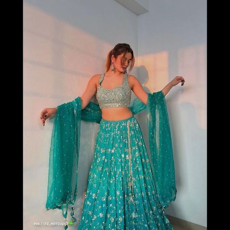 Silver Lehenga Color Combinations, Indian Attire Photoshoot, Lahenga Photoshoot Poses, Stylish Photo Pose In Lehenga, Lehenga Poses Ideas, Lehenga Photoshoot Poses At Home, Lehnga Poses Photoshoot Ideas, Indian Outfit Photoshoot Ideas, Lehnga Poses Photoshoot Ideas At Home