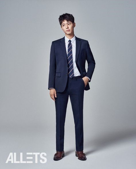 Fashion brand 'TNGT' revealed handsome cuts of their model Park Bo Gum showing off suit attire perfect for job interviews.F… Blue Tuxedo Wedding, Park Bo Gum Wallpaper, Korean Male Models, Asian Suits, Korean Suit, Asian Male Model, Male Models Poses, Park Bo Gum, Blue Tuxedos