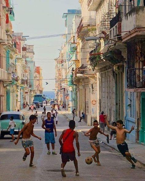 Street Football, Street Soccer, Madrid Football, Soccer Photography, Art Football, Soccer Art, Football Photography, Soccer Stadium, Football Is Life