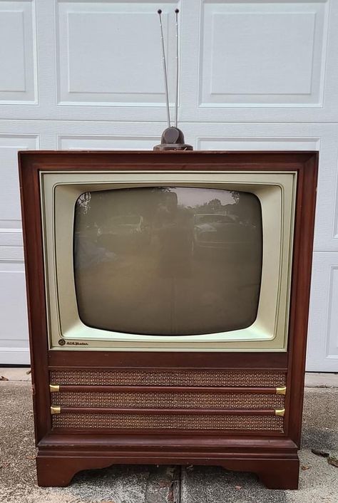 1950s Television Set, Tv Window, 1950s Tv, Retro Television, Backlit Bathroom Mirror, Tv Vintage, Vintage Television, Box Tv, Vintage Tv