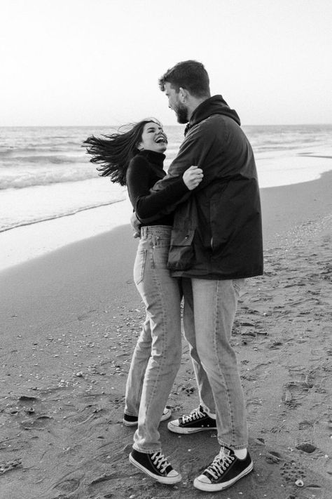 Cold Beach Pictures Couples, Cold Weather Beach Photoshoot, Winter Beach Couples Photoshoot, Winter Beach Photoshoot Couple, Winter Beach Photos, Winter Beach Photoshoot, Candid Couple Photoshoot, Romantic Beach Couple, Winter Couple Photoshoot