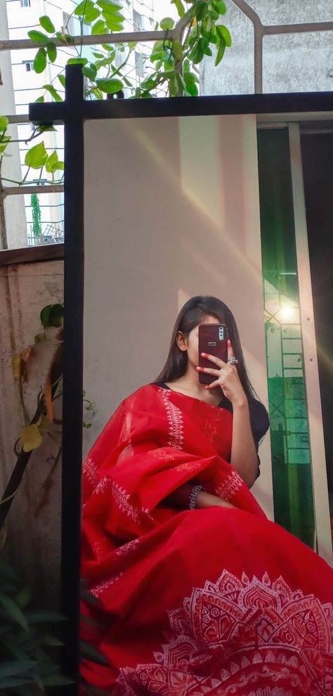 Red Saree Poses, Asthetic Girls Indian, Saree Face Hide Pic, Red Mehendi Designs, Girl In Saree Aesthetic, Saree Asthetic Poses, Saree Hide Face Poses, Girl Saree Dp, Saree Mirror Selfie Poses