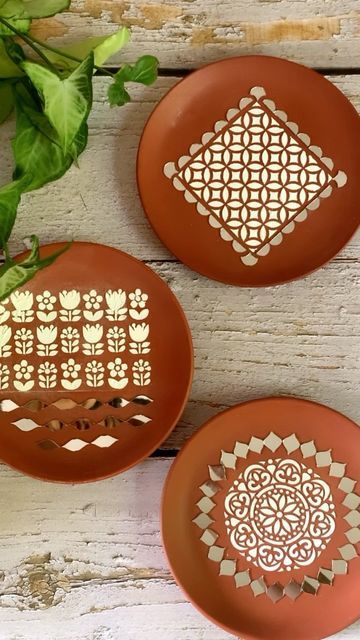 Terracotta Plates Wall Decor, Terracota Plates Wall Decor, Terracotta Plate Painting Ideas, Wall Plates Decor Diy, Wall Plates Decor, Terracotta Plates, Terracotta Plate, Lippon Art, Diy Floral Decor