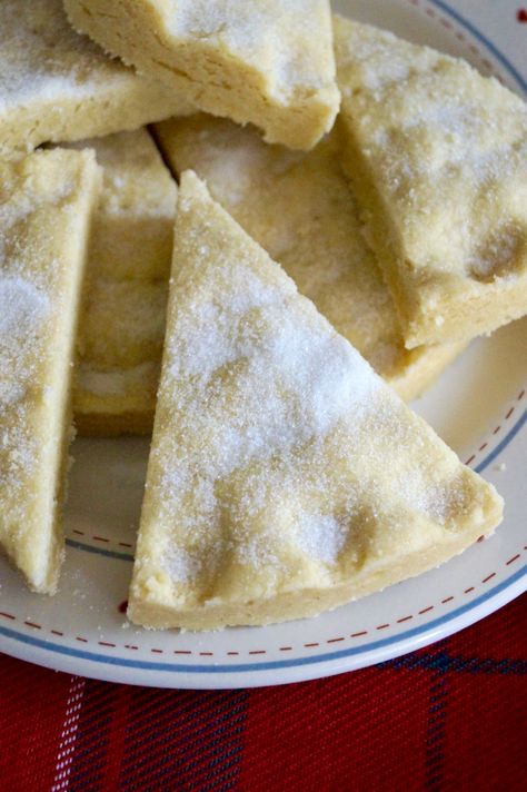 Biscuit Recipes Uk, Shortbread Recipe Easy, Scottish Shortbread Cookies, Scottish Shortbread, Shortbread Recipe, Shortbread Biscuits, Tray Bake Recipes, Scottish Recipes, Xmas Food