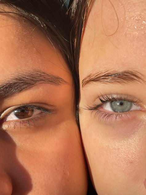 Vacation With Best Friend, Poses For Duo, Photo Bestie, The Art Of Eye Contact, Face Freckles, Best Friend Test, Picture Friends, Cute Friend Poses, Bestie Things