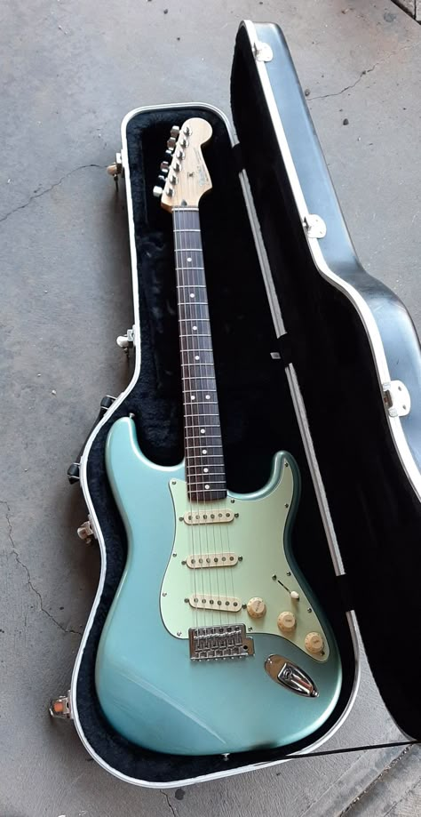 Teal Guitar Aesthetic, Light Blue Electric Guitar Aesthetic, Electric Guitar Blue Aesthetic, Dark Green Electric Guitar Aesthetic, Blue Bass Guitar Aesthetic, Gitar Vintage, Teal Guitar, Mint Green Electric Guitar, Green Electric