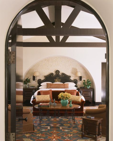 See more of Madeline Stuart's Spanish Hacienda on 1stdibs Spanish Style Bedroom, Spanish Bedroom, Style Hacienda, Spanish Style Decor, Madeline Stuart, Spanish Home Decor, Spanish Hacienda, Bedroom Seating Area, Tuscan Style Homes