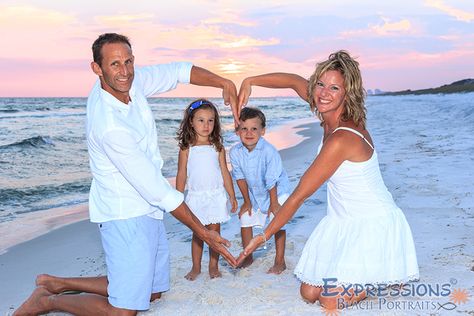 Pictures On The Beach Family, Summer Family Photos Beach, Family Of 4 Beach Pictures Outfits, Family Pics Poses Picture Ideas, Cute Family Beach Picture Ideas, Beach Poses For Family, Beach Family Photography Poses, Beach Photography Family Poses, Family Photo On The Beach