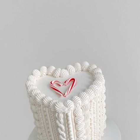 Carolina | Custom Fancy Cakes on Instagram: "Last year’s holiday favorite, the Cozy fancy cake, but make it heart shaped 😍🤍🎂🧣🍰🎄❄️❤️ #cake #cakedecorating #cakesofinstagram #cakedesign #sweatercake #heartcake #cableknitsweatercake #cableknitsweater #chunkysweater #candycane #christmascake #holidaycake #christmasbaking #cakereels #explore #caketutorial #buttercreamcake #wiltoncake #atecotips #nyc #nyccakes #smallbusiness #fancycake #thefancycakeclub" Heart Shaped Christmas Cake, Gender Reveal Cake Christmas, Vintage Cake Christmas, Christmas Pinata Cake, White Christmas Cakes, Christmas Heart Cake, Sweater Cake Ideas, Fancy Christmas Cake, Pink Winter Cake