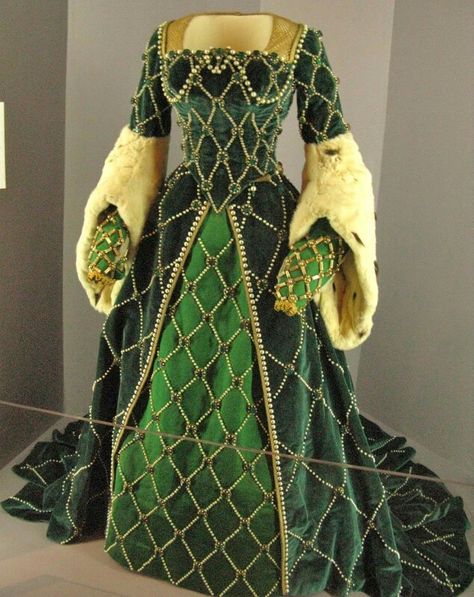 Tudor Clothing, Walter Plunkett, Tudor Dress, Tudor Fashion, Catherine De Medici, Hollywood Costume, Period Dress, Medieval Dress, Costume Collection