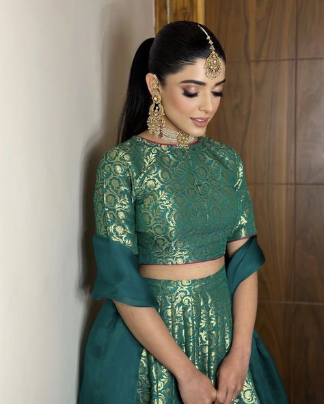 Mehendi Function Outfit, Mehndi Dress Designs, Simple Mehndi Dresses, Function Outfit, Durga Chalisa, Brother Wedding, Mehendi Function, Kurti Styles, Shirt Design For Girls