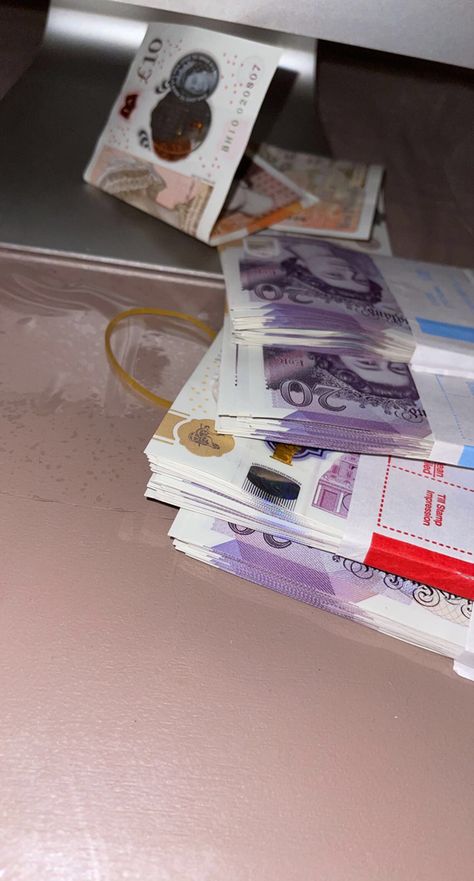 Money fake snap Pounds Sterling, Sterling Money, Uk Money, Pound Sterling, Money Vision Board, Notes Online, Money Strategy, Fake Money, Money Stacks