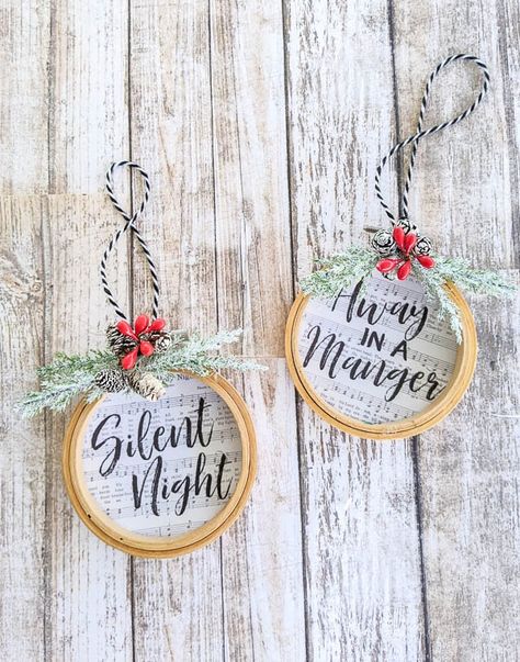 Hoop Ornaments Diy, Christmas Easy Diy Decorations, Hoop Christmas Decor, Small Christmas Embroidery Patterns Free, Hoop Ornaments, Crafts With Embroidery Hoop, Embroidery Hoop Diy, Hoop Crafts, Easy Embroidery Christmas Ornaments