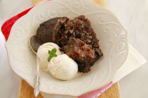 Crock Pot Gingerbread Pudding Cake- Thee most amazing moist gooey cake and so easy to make Gingerbread Pudding, Recipes Crock Pot, Gooey Cake, Rustic Dessert, Chocolate Bread Pudding, Butter Pudding, Bigger Bolder Baking, Baking Cookbooks, Holiday Baking Recipes