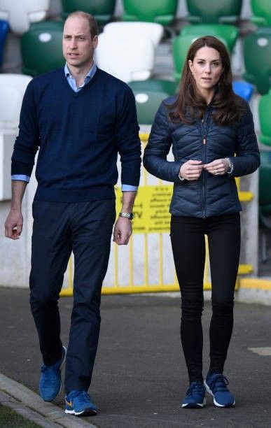 Kate Middleton Jeans, New Balance Navy Blue, Kate Middleton Style Outfits, Düşes Kate, Kate Middleton News, Princess Katherine, Kate Middleton Outfits, Kate Middleton Prince William, Shoes New Balance