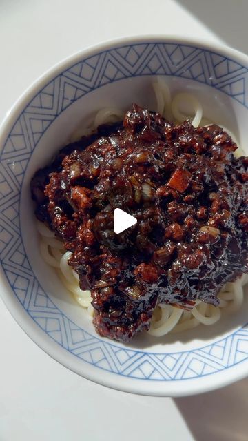 doobydobap on Instagram: "This jjajang sauce is inspired by one of my favorite jjajangmyun restaurants in Korea but only using 5 ingredients!!!   Ingredients 200g ground beef (80/20) 2 onions, finely chopped 100g leek or 1 white leek top, finely chopped 1/4 cup black bean paste 2 tbsp soy sauce 1 tsp salt 1 tbsp sugar (optional) 1/4 cup neutral oil  Full recipe on my website at doobydobap.com/recipes" Black Bean Paste, Korean Food, Black Beans, Leeks, Ground Beef, Sauce, Restaurant