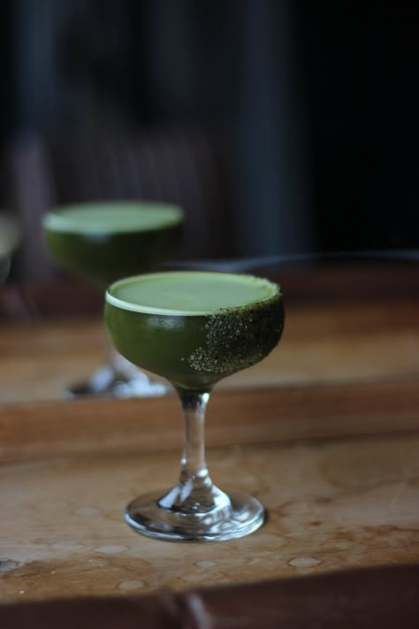 Matcha Espresso Martini, Matcha Martini Recipe, Flavored Espresso Martini, Matcha Cocktail Recipes, Halloween Espresso Martini, Matcha Margarita, Matcha Martini, Savory Cocktails, Matcha Espresso