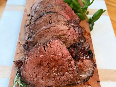 Sliced-Grilled-Beef-Tenderloin Beef Tenderloin Marinade, Tenderloin Marinade, Filet Recipes, Grilled Beef Tenderloin, Beef Tenderloin Recipes, Beef Tenderloin Roast, Beef Marinade, Beef Filet, Tenderloin Roast