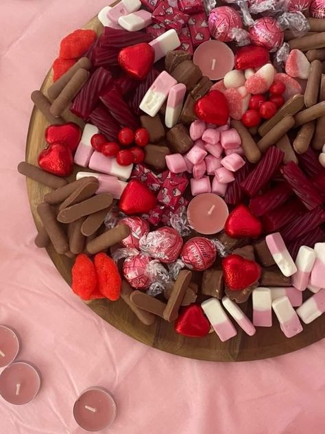 Charcuterie board, valentines, galentines, aesthetic, pink Pink Charcuterie Board Aesthetic, Galentines Boards, Galentines Board Ideas, Galentines Charcuterie Board Ideas, Pink Food Board, Charcuterie Board Valentines, Pink Charcuterie Board, Galentines Sleepover, Valentines Charcuterie Board