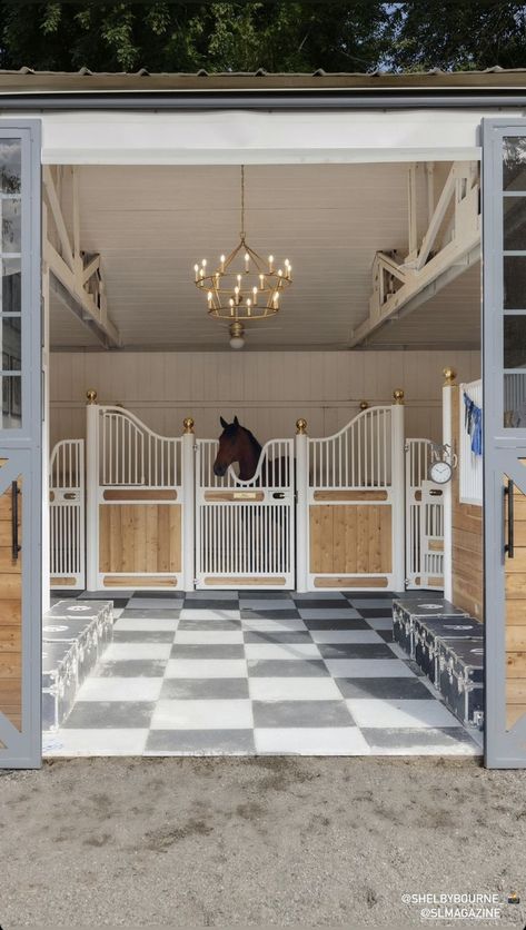 White Horse Stable, Pretty Horse Stables, Cute Horse Stables, Horse Stables Aesthetic, White Stables, Modern Horse Ranch, Modern Horse Stable, Horse Stable Aesthetic, Small Horse Stable