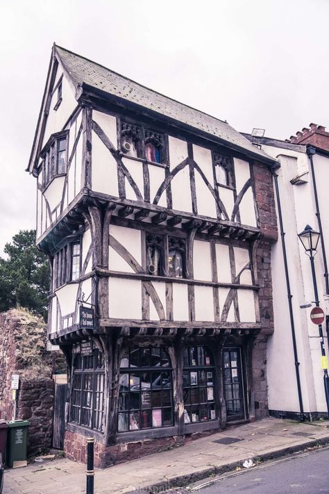 Tudor Architecture, British Architecture, Into The West, Tudor Style Homes, Medieval Houses, Tudor House, Interesting Buildings, Tudor Style, Medieval Town