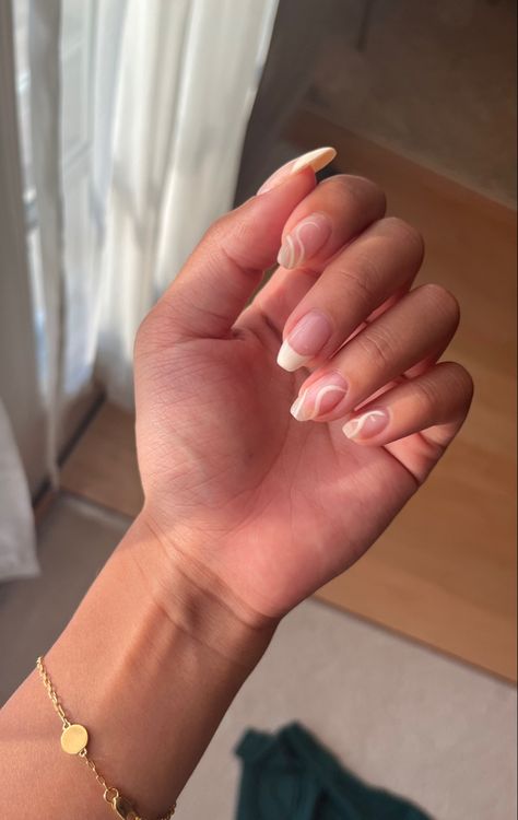 Minimal Aesthetic Nails, Nailpolish Aesthetic Easy, Natural Clean Nails Aesthetic, Nail Polish Minimal, Minimal Nail Design, Minimal Makeup Collection Aesthetic, Minimal Nail, Self Nail, Minimal Nails