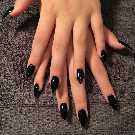 amp-pinterest in action Stiletto Nails Short, Emerald Nails, Black Acrylic Nails, Black Nail Art, Black Nail Polish, Black Nail Designs, Black Nail, Nail Swag, Dark Nails