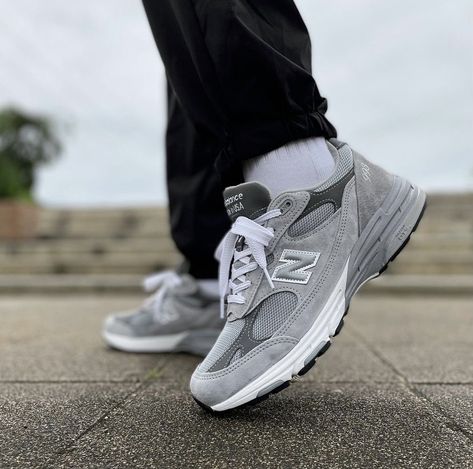 New Balance 993, Life Styles, Old Shoes, Socks Sneakers, Shoes Outfit, Hipster Outfits, Nike Vintage, Grey Outfit, New Balance Shoes