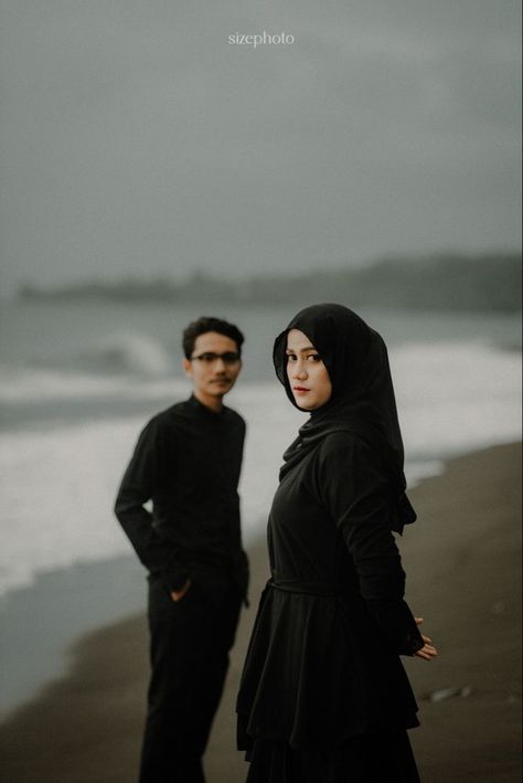 Prewedding Pose Outdoor, Prewedding Photography Beach, Foto Engagement, Outdoor Couple Photoshoot, Pose Prewedding, Prewedding Ideas, Couple Shoots, Prewedding Outdoor, Pre Wedding Photoshoot Outfit