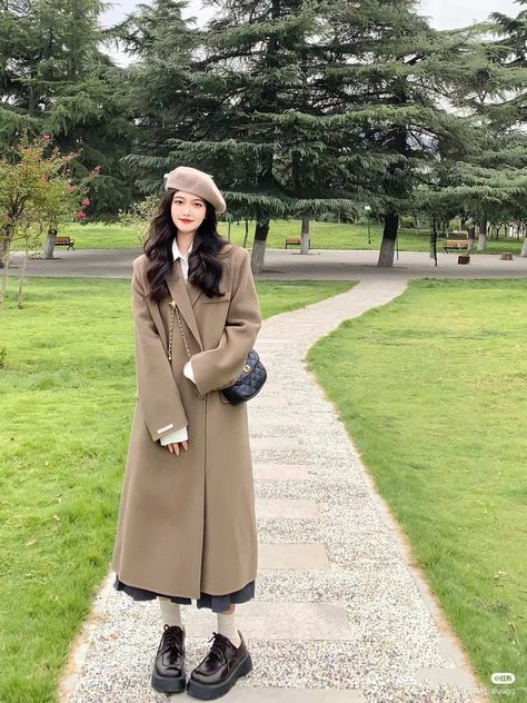 Korean Overcoat Woman, Overcoat Aesthetic, Korean Long Coat Outfit, Korean Winter Outfits Coats, Coat Outfit Korean, Synagogue Outfit, Korea Autumn Fashion, Korea Fall Outfit, Korean Winter Outfits Women