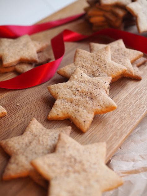 Lapsuuden makumuisto, mummun vaaleat piparkakut — KULINAARI Christmas Sweet Recipes, Christmas Baking, Feta Cheese, Gingerbread Cookies, Sweet Recipes, Christmas Food, Feta, Tart, Gingerbread