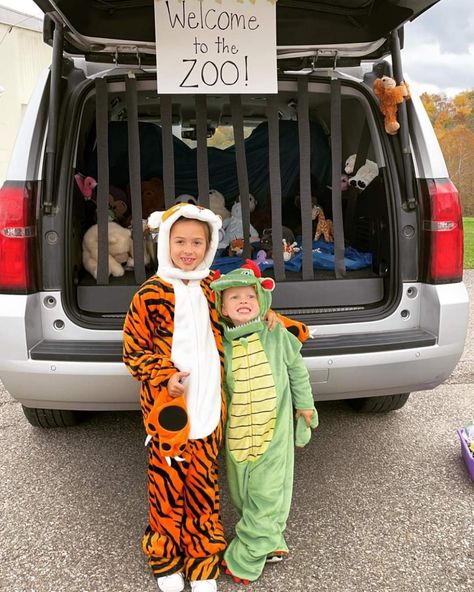 Stuffed Animal Trunk Or Treat, Daycare Trunk Or Treat Ideas, Zoo Trunk Or Treat, Trunk Or Treat Ideas For Van, Goodnight Gorilla, Trunker Treat Ideas, Trunk Or Treat Ideas, Halloween Tricks, Group Ideas