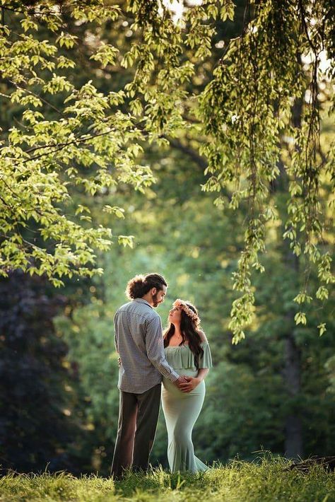 Spring Maternity Photos Couple, Pregnate Photoshoot Outdoor, Maternity Photography Green Dress, Maternity Photography Botanical Garden, Maternity Pictures Garden, Maternity Shoot Park Photo Ideas, Green Maternity Shoot, Maternity Shoot In Garden, Castle Maternity Shoot