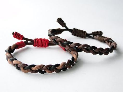 How to Make 3 Strand Flat Braid Leather Cord Bracelet/Cobra Sliding Knot - YouTube Braided Leather Bracelet Tutorial, Suede Bracelet Diy, Braided Leather Bracelet Diy, Faux Suede Bracelets, Cord Bracelet Diy, Simple Leather Bracelet, Leather Bracelet Tutorial, Leather Braiding, Lace Cuff Bracelet