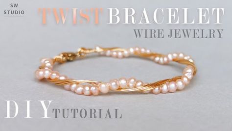 Pearl Bracelet Tutorial, Diy Wire Bracelet, Wire Bracelets Diy, Wire Bracelet Tutorial, Wire Accessories, Wrap Bracelet Tutorial, Easy Bracelet, Free Jewellery Making Tutorials, Twist Bracelet