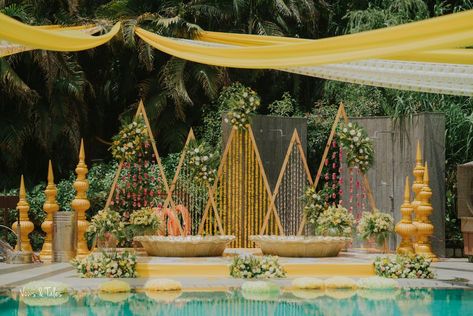 Pithi Decoration, Haldi Setup Decor, Haldi Backdrop, Indian Floral Decor, Haldi Decoration Ideas, Haldi Ceremony Decorations, Indian Wedding Decorations Receptions, Haldi Decoration, Haldi Decor