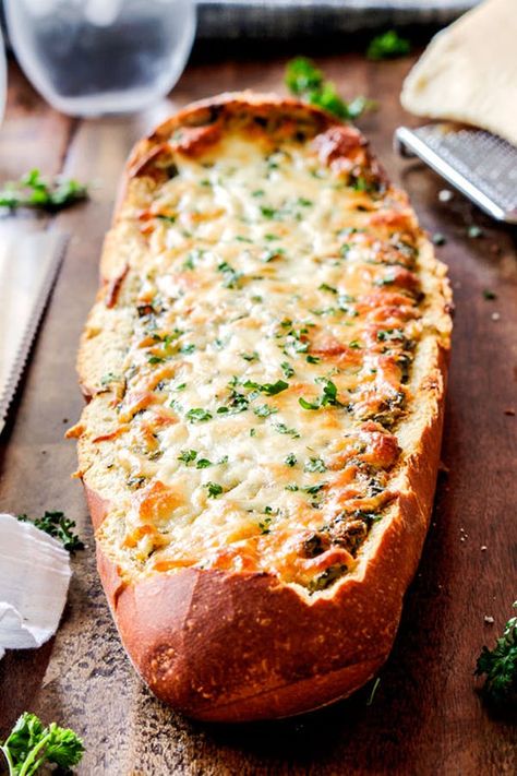 Spinach Artichoke Dip In Bread Loaf, Easy O'dourves Appetizers, Spinach Loaf Recipes, Stuffed Bread Appetizers, French Appetizers Easy, Stuffed Bread Loaf, Fourth Of July Recipes, Spinach Dip Easy, 4th July Food