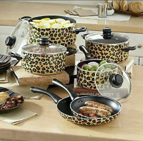 Jogo de Panelas - Adorei !!!! Animal Print Decor, Kitchen Pot, Leopard Fashion, Animal Print Fashion, Decoration Originale, Leopard Animal, Cookware Set, Leopards, Kitchen Stuff