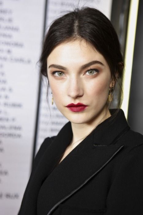 Jacquelyn Jablonski Jacquelyn Jablonski, Hooded Eye Makeup Tutorial, Makati, Red Lipstick, Face Hair, 가을 패션, Beautiful Makeup, Beauty Face, Beauty Inspiration